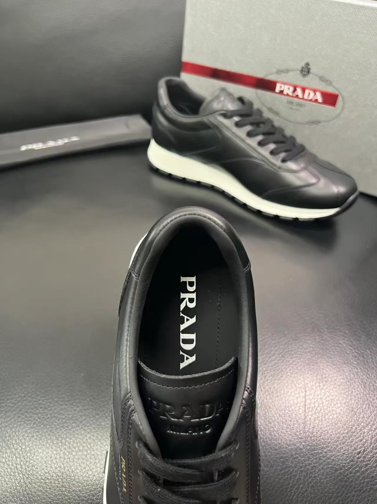 P440 Yuan 38-45 Prada Prada’s new men’s leather sneakers, the highest version on the market, any comparison is welcome🆚! The original leather has excellent texture and is super high-end! Fetal sheep net lining imported from Italy, removable pad! Luxurious materials and fine workmanship, highly recommended!